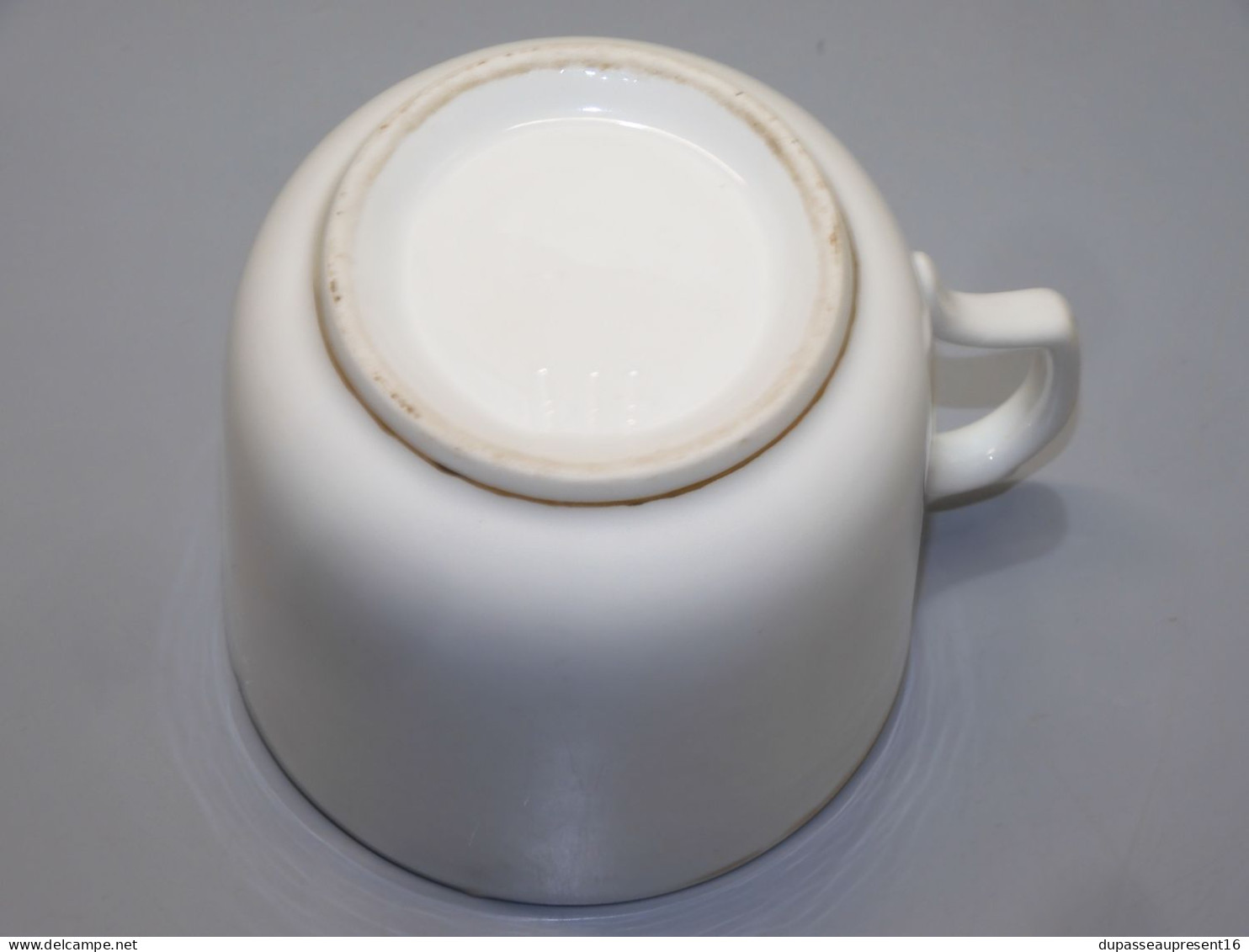 -ANCIENNE TASSE A MOUSTACHE PORCELAINE BLANCHE Bordure dorée jus grenier   E