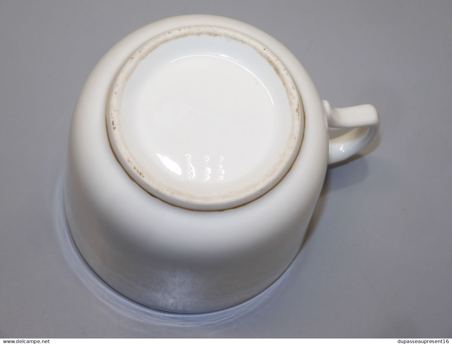 -ANCIENNE TASSE A MOUSTACHE PORCELAINE BLANCHE Bordure dorée jus grenier   E