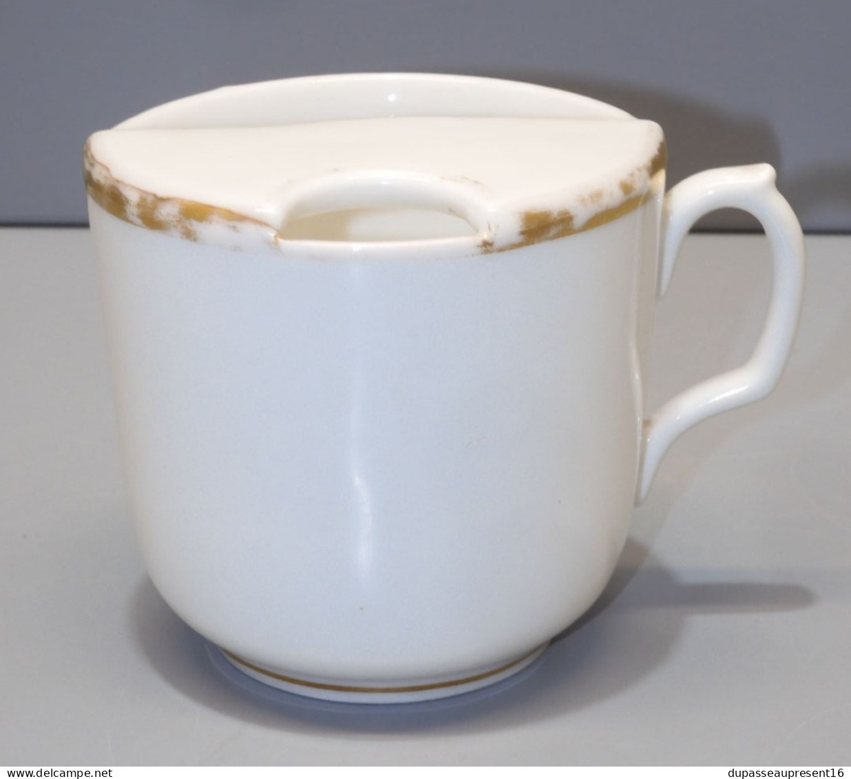 -ANCIENNE TASSE A MOUSTACHE PORCELAINE BLANCHE Bordure dorée jus grenier   E