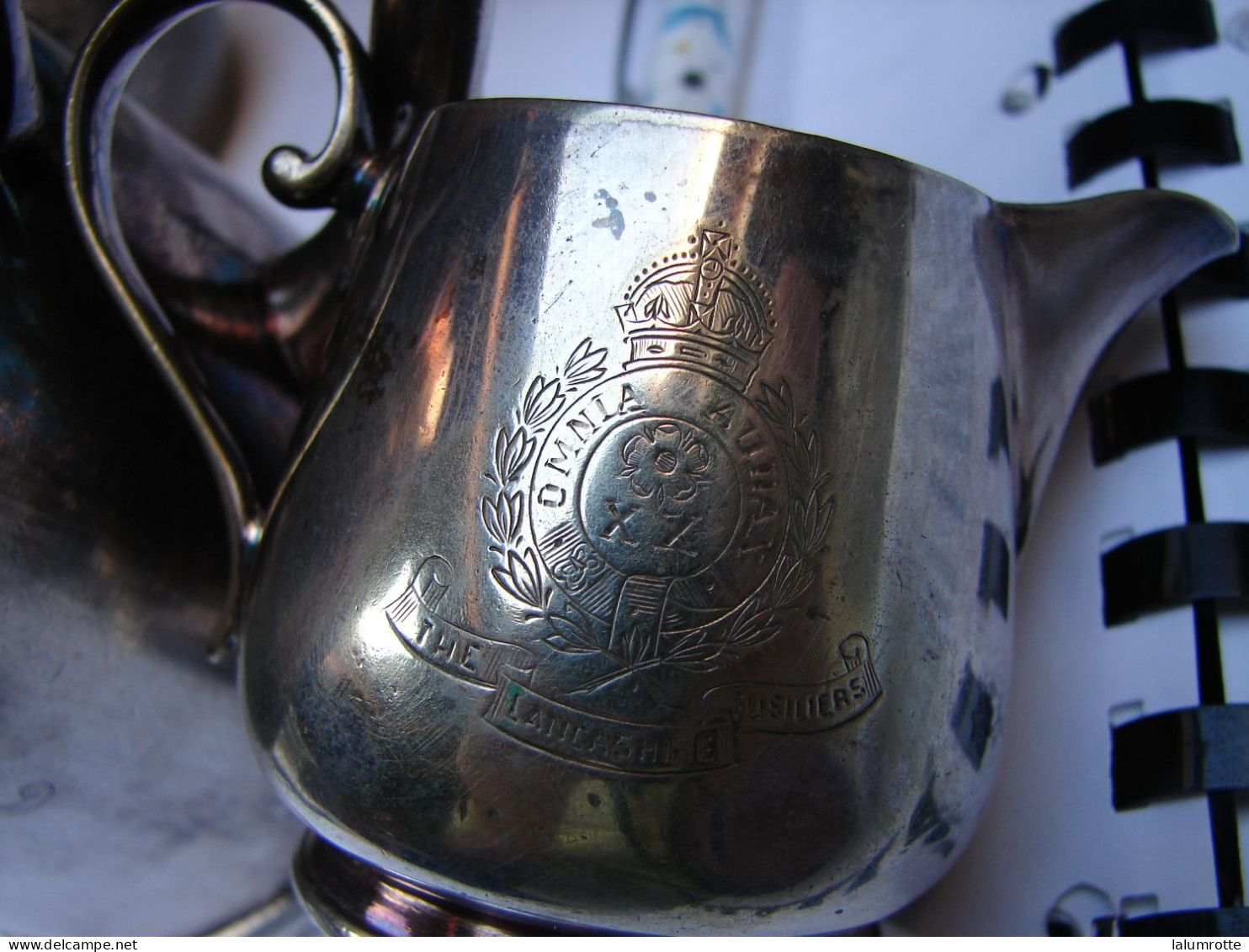 Lot. 2030. Petit Pot Au Lait. The Lancashier Fusiliers, Poinçons à Déterminer, Blason - Silverware