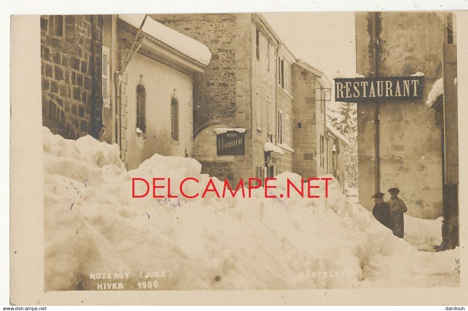 39 // NOZEROY   CARTE PHOTO   RUE EN HIVER / NEIGE / RESTAURANT /  4 CACHETS AU VERSO VOIR SCANN - Sonstige & Ohne Zuordnung