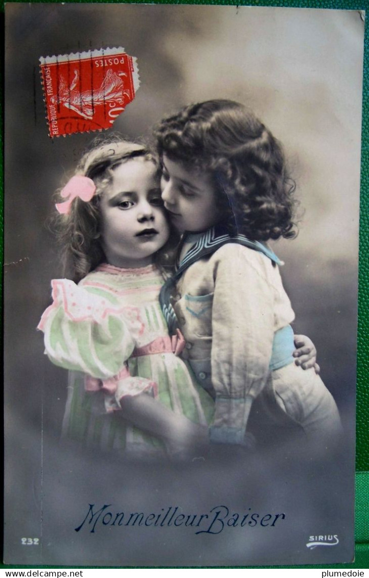 Cpa  ENFANTS PETIT GARCON EMBRASSANT FILLETTE . 1911 .  CUTE CHILDREN BOY KISSING GIRL OLD PHOTO  PC - Portretten