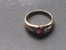 Ring Geel Goud 18 Kt. Met 4 Briljanten En 1 Robijn / Bague Or Jaune 18 Ct. Avec 4 Brillants Et 1 Rubis. - Bagues