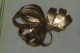 Delcampe - BROCHE VINTAGE  NOEUD  BOUQUET FLEURS TORSADES Et 10 Brillants - Broches