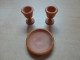 Assiette + 2 Verres Miniatures En Bois (olivier?) (diam Assiette 25mm; Hauteur Verre : 18mm) - Mobilier