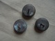 Delcampe - Ancien - Petit Lot 3 Boutons D'uniforme Militaire (dorés) - Knoppen