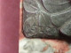 Pendule Marbre Art Déco Sujet Régule Signé , Colombes Enlacées Et Fleurs Horlogerie Modèle Peyrot St Sulpice - Wanduhren
