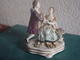 PORCELAINE CAPODIMONTE - GROUPE " LA JEUNE FILLE COURTISEE " - Capodimonte (ITA)