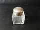 ENCRIER EN VERRE ET METAL ARGENTE OU ARGENT ? 4.5 X 4.5 X 6 CM POIDS 121 GR - Tinteros