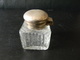 ENCRIER EN VERRE ET METAL ARGENTE OU ARGENT ? 4.5 X 4.5 X 6 CM POIDS 121 GR - Tinteros