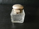 ENCRIER EN VERRE ET METAL ARGENTE OU ARGENT ? 4.5 X 4.5 X 6 CM POIDS 121 GR - Inkwells