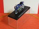 MOTO 1/24 > Suzuki RGV 500 Kenny Roberts JR  2000 (sous Vitrine) - Motorcycles