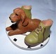 ADORABLE STATUETTE FIGURINE JOLI CHIEN RESINE BEBE COCKER ENTRE DES CHAUSSURES   Tbe - Dogs