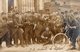 CPA 2470 - MILITARIA - Carte Photo Militaire - Un Groupe De Soldats & Une Voiture De Cantine - Equipment