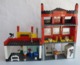 Sur 2 PHOTOS FIGURINE LEGO CITY 7641 STATION DE BUS AUTOBUS ET MAISONS - Figurines