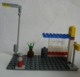 Sur 2 PHOTOS FIGURINE LEGO CITY 7641 STATION DE BUS AUTOBUS ET MAISONS - Figuren