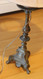 Ancien Beau Bougeoir En Bronze Transformé En Lampe  Avec Abat-jour Tissu Beige - Candelabri E Candelieri