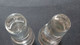 2 BOUCHONS IDENTIQUES DE CARAFE EN VERRE - Carafes