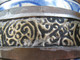 Delcampe - POT A BEURRE COUVERT BLEU ET BLANC REHAUSSE DE METAL - JOBBANA - FEZ - MAROC - Oestliche Kunst