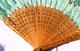 Delcampe - CHINE EVENTAIL ANCIEN - PLUME PAON DÉCOR PEINT GOUACHE DOUBLE FACE - BOIS AJOURÉ - Fans