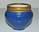 ANCIEN PETIT VASE En PORCELAINE De SEVRES BLEU Bordure Bronze Ou Laiton - Sèvres (FRA)