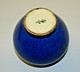 Delcampe - ANCIEN PETIT VASE En PORCELAINE De SEVRES BLEU Bordure Bronze Ou Laiton - Sèvres (FRA)