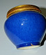 Delcampe - ANCIEN PETIT VASE En PORCELAINE De SEVRES BLEU Bordure Bronze Ou Laiton - Sèvres (FRA)