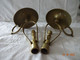 LOT DE 2 BOUGEOIRS PENDULAIRES ANTIROULIS EN LAITON - 965 Grs - Hauteur 20 Cms. - Candelabri E Candelieri