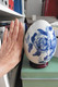 Delcampe - Grand Oeuf En Porcelaine De Chine Bleu Et Blanc Décor Roses Fleurs Sur Socle - Oeufs
