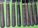 Delcampe - Ancien Service 12 COUTEAUX - Manche Bois - Lame Inox  - " Neuf De Stock Et Laissé Dans Leur Jus" - Vers 1930 - Knives