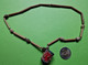 Ancien Petit COLLIER De MADAGASCAR - Tambour Rouge - Bois Et Perles En Plastique - Vers 1990 - Ethniques