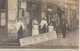 YERVILLE - On Pose Devant Le Coiffeur Et Le Perruquier Nommé Piolé Gustave Au 40-42 Rue Jacques Ferny( Carte Photo ) 2/2 - Yerville