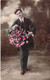 FANTAISIE - HOMMES - PANIER DE FLEURS - COSTUME - CRAVATE ROUGE -  CARTE POSTALE ANCIENNE - Uomini