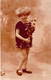 Fantaisie - Enfants - Fillette Porte Un Bouquet De Fleurs - Bijou - Robe Noire Brodée - Carte Postale Ancienne - Ritratti