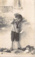ENFANT - Enfant Montre Sa Tête Avec Une Lettre à La Main - Foulard - Carte Postale Ancienne - Ritratti