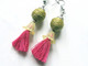 Boucles D'oreilles Pendantes, Bijou Fait-main, Pompon Rose Fuchsia, Fleur Lucite, Perle Indienne Textile, Bijou Funky, C - Boucles D'oreilles