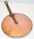 Delcampe - -ANCIEN COUVERCLE DE CASSEROLE XIXe CUIVRE POIGNEE Métal DECO CUISINE    E - Coppers