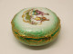 Delcampe - -JOLIE BOITE BONBONNIERE PORCELAINE LIMOGES Verte & Dorures Marquis Marquise     E - Limoges (FRA)