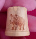 DE A COUDRE EN BUIS MOTIF SANGLIER   ARDENNES - Thimbles