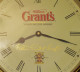 VINTAGE ANCIENNE HORLOGE PENDULE BOIS WHISKY WILLIAM GRANT'S NE FONCTIONNE PAS - Alcohols