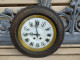 Ancienne Pendule Oeil De Boeuf Cadran & Chiffres Émaillés Décor Frise Grecque - Clocks