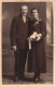 CARTE PHOTO - Couple - Femme Tenant Un Bouquet De Fleurs  - Carte Postale Ancienne - Couples