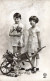 Enfants - Un Frère Et Une Sœur Posant Près D'une Brouette De Fleurs -  Carte Postale Ancienne - Children And Family Groups