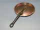 Delcampe - -ANCIEN COUVERCLE DE CASSEROLE XIXe CUIVRE POIGNEE Fer DECO CUISINE   E - Cuivres