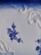 Delcampe - Tharaud Porcelaine  De Limoges Plat à Cake Bleu De Four Et Fleurs Dont Roses - Limoges (FRA)