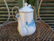 Delcampe - Ancienne Petite Cafetière Emaillée Bombée Décor Fleurs Bleues - Other & Unclassified