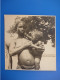 CPA PHOTO Années 1950 - SCENE DE VILLAGE FEMME DONNE LE SEIN ALLAITEMENT DE BEBE MATERNITE - Non Classificati