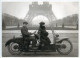 Photographie,format Agrandi écrite En 2012. LA JUMELLA  Ancienne Moto Biplace Au Champ-de Mars.conçu à Paris époque 1922 - Auto's