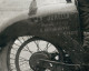 Photographie,format Agrandi écrite En 2012. LA JUMELLA  Ancienne Moto Biplace Au Champ-de Mars.conçu à Paris époque 1922 - Auto's