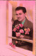 FANTAISIES - Un Homme Tenant Un Bouquet De Fleurs à La Fenêtre - Colorisé - Carte Postale Ancienne - Uomini